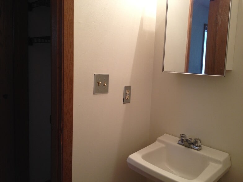 Building Photo - 7340 N 86th St