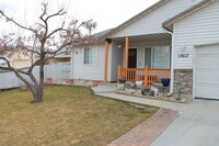 Building Photo - 3 bedroom 2 bath in the Steamboat Subdivis...