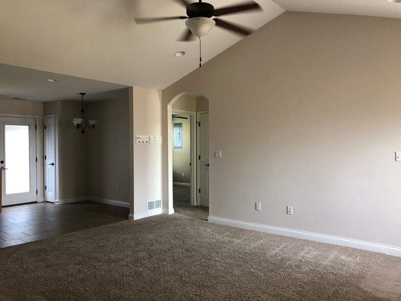 Building Photo - 5811 Islip Dr