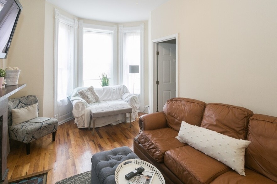 Building Photo - 2137 N Sheffield Ave