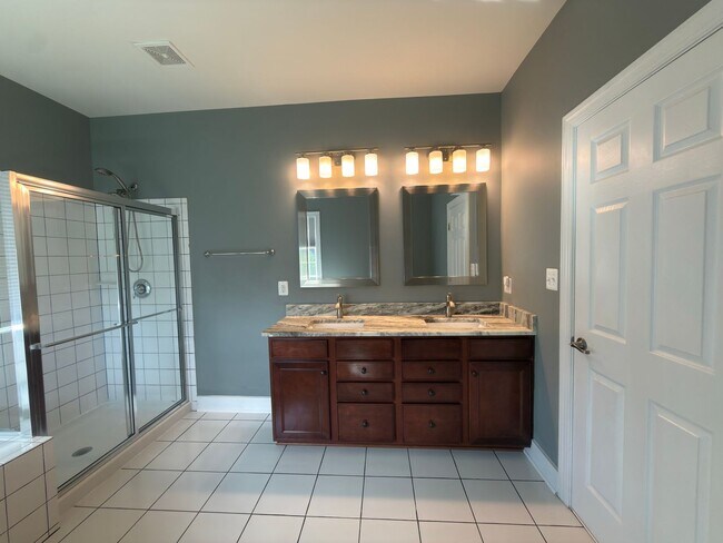 Building Photo - Spacious 4 Bed 3.5 Bath Home in Round Hill VA For Rent!
