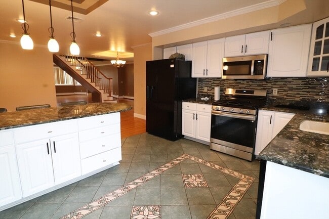 Building Photo - 484 Walnut St