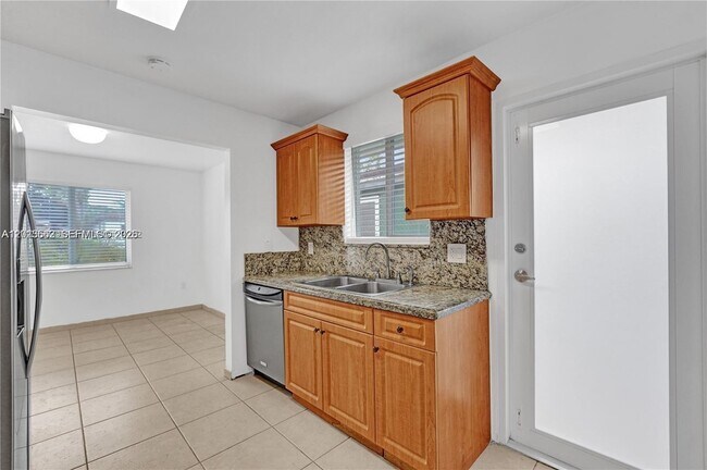 Building Photo - 2747 SW 17th St
