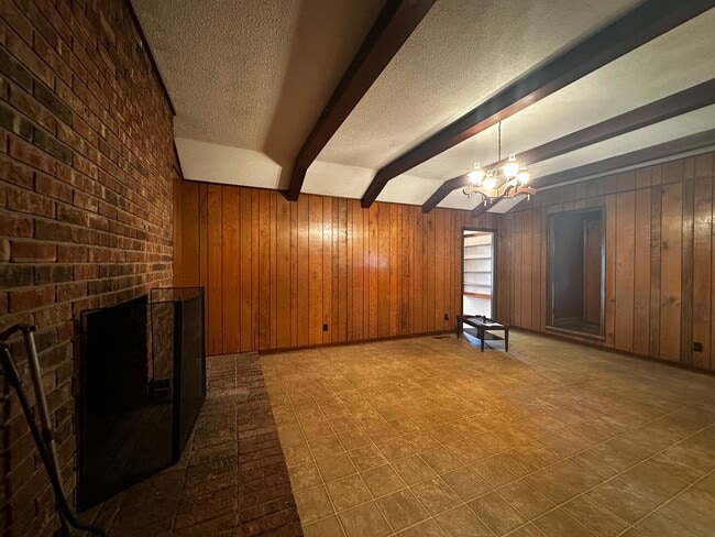 Building Photo - **Move-In Special !! 3 bed/ 2 bath rancher...