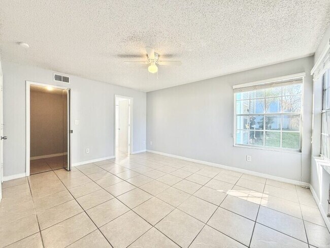 Building Photo - 2723 N Poinciana Blvd