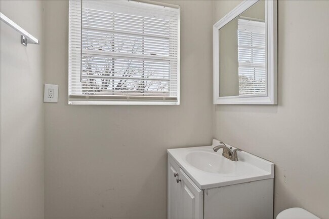 Building Photo - 1819-1819 Union St