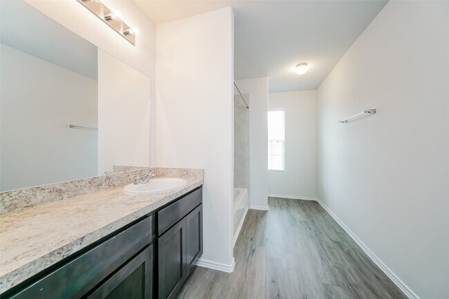 Building Photo - 305 Pronghorn Dr