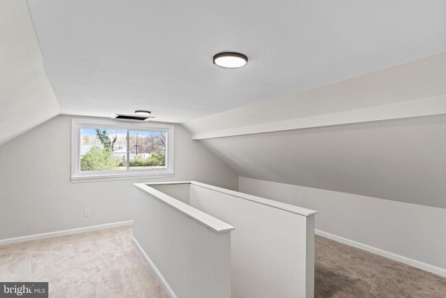Building Photo - 5004 Barnaby Ln
