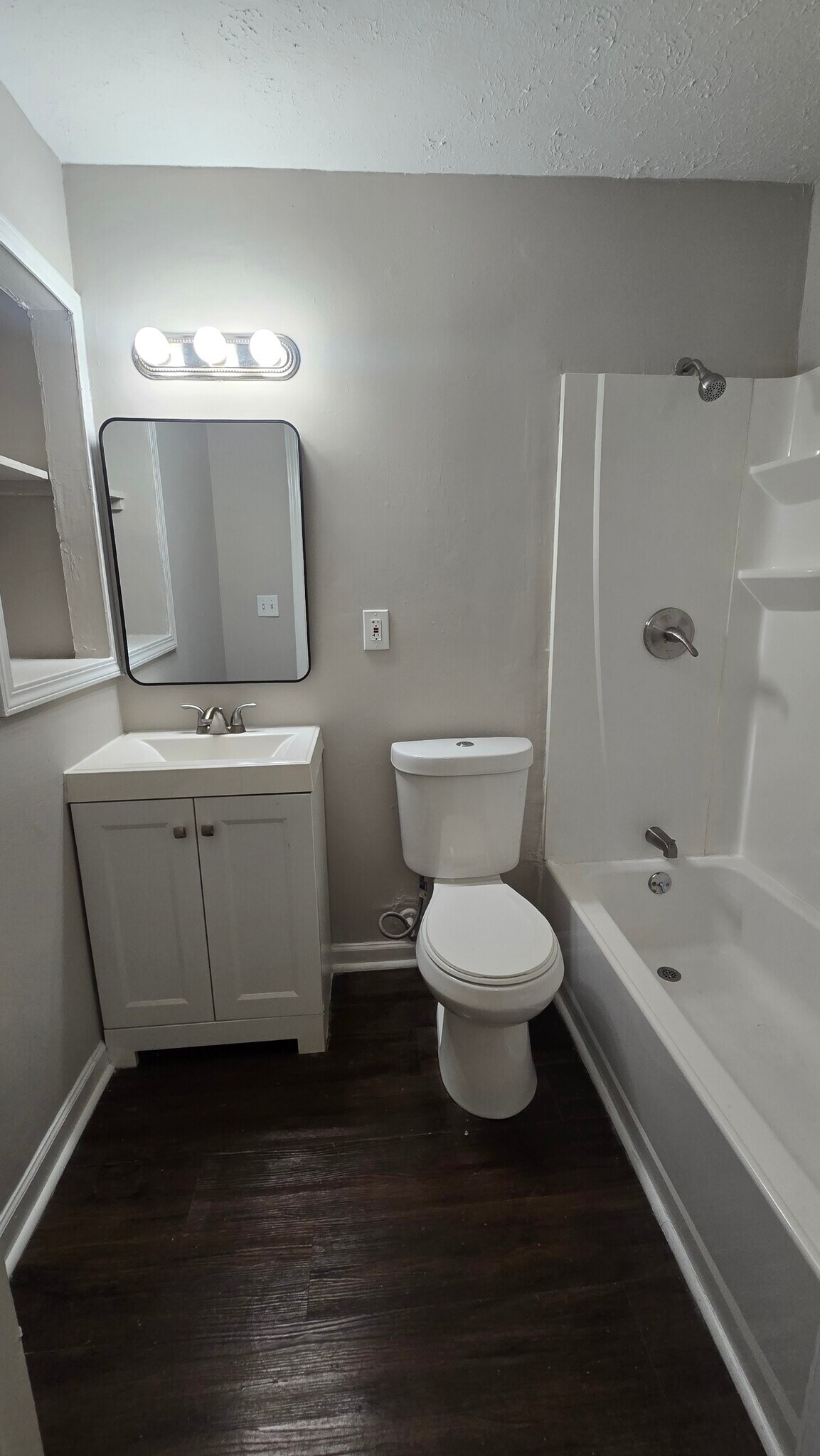 BEDROOM 1 BATHROOM - 5991 Peco Ln