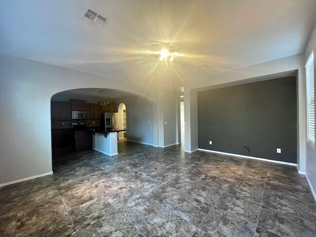 Building Photo - GREAT LOCATION!  Fabulous move-in ready 5 bed /3 bath home in south Tempe