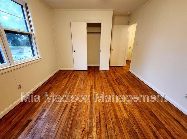 Building Photo - 105 Evora St