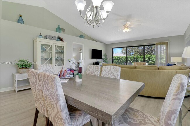 Building Photo - 105 Club Dr