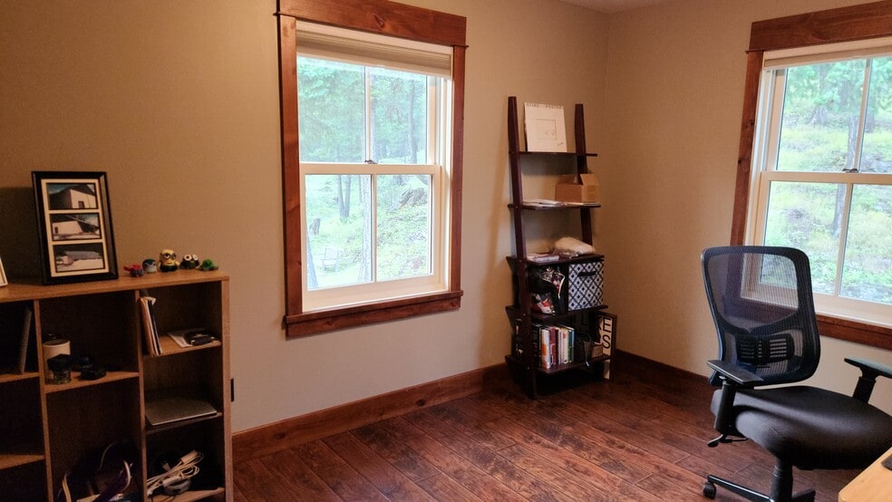 Bedroom/office - 6710 Farm To Market Rd
