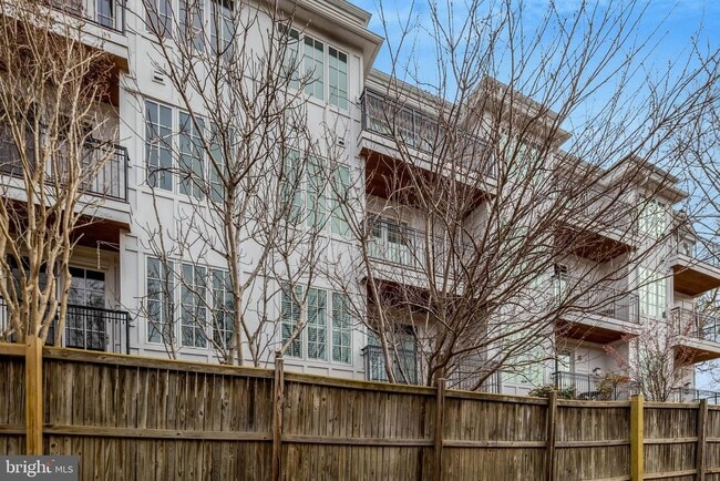 Building Photo - 229 Locust St SE