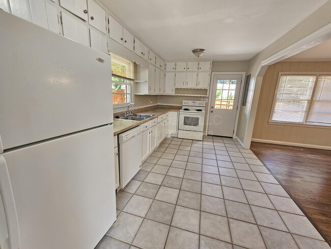 Building Photo - 605 Green Acres Rd