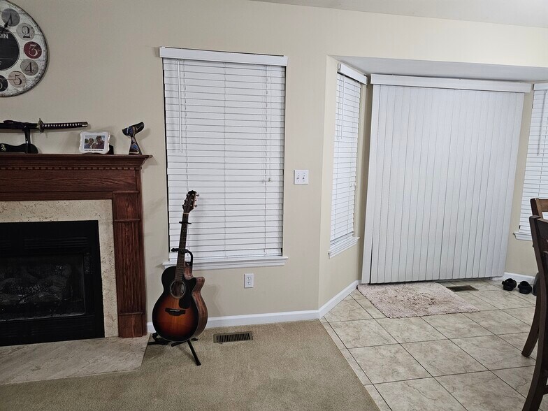living room - main - 615 Grayhawk Cir