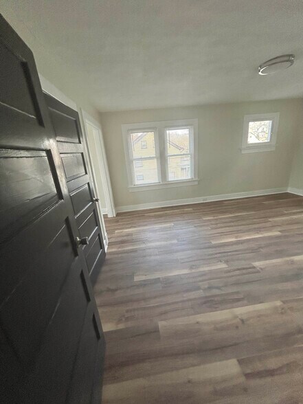 Building Photo - 1603 Manette Pl