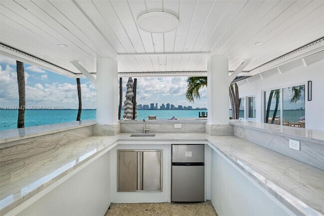 Building Photo - 1365 Bay Terrace