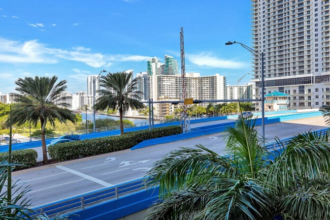 Building Photo - 2602 E Hallandale Beach Blvd