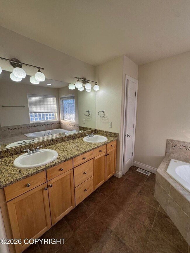 Building Photo - Stunning home in Goldenview