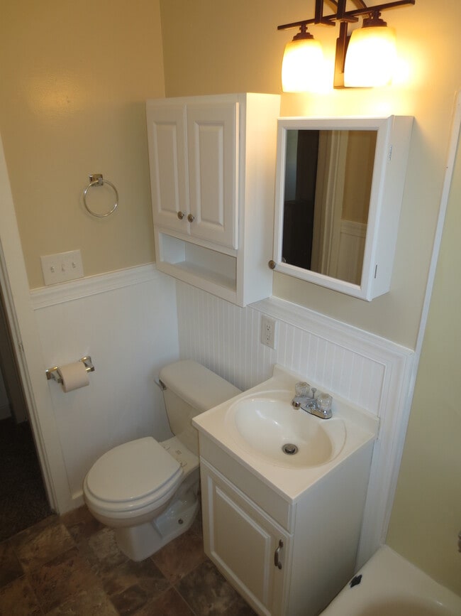 Building Photo - 341 Hemlock Dr