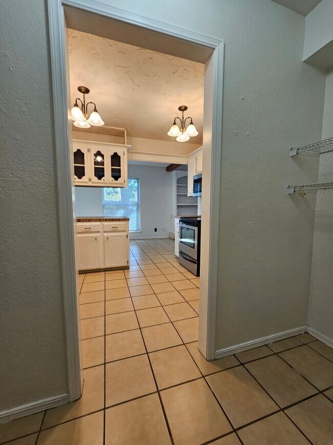 Building Photo - (3) Bed/(2) Bath Avail NOW! Oakhurst Addition!