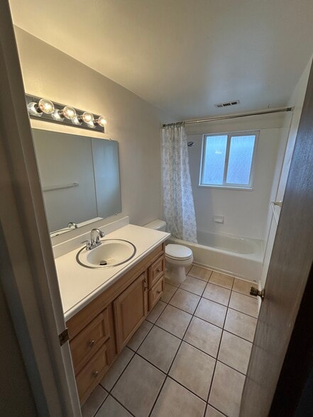 Full Bathroom - 143 E 1100 S