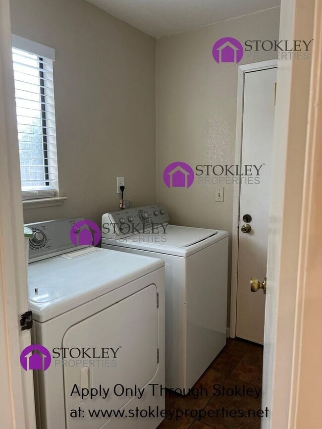 Building Photo - 3840 Rockford Dr