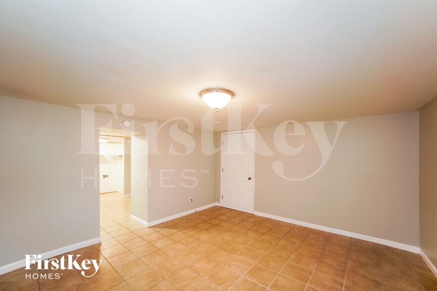 Building Photo - 5909 Nash Ln
