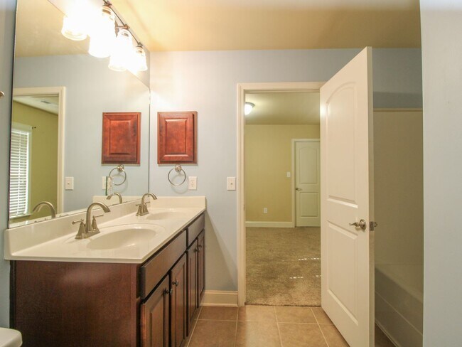 Building Photo - 4 Bedroom Home  in Athens City!