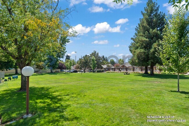 Building Photo - 652 St Ives Ct