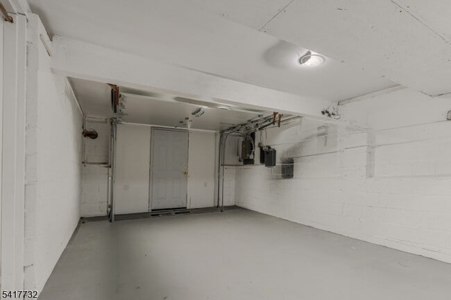 Building Photo - 15 Crown St