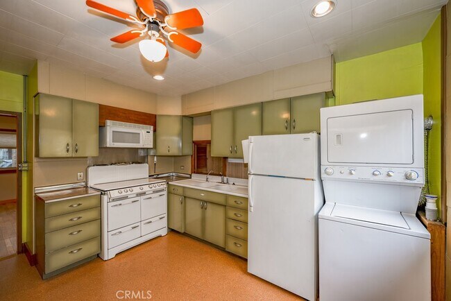 Building Photo - 1243 Yosemite Dr