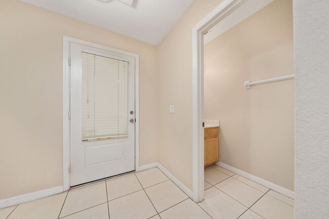 Building Photo - Town House 3 Bedroom and /2.5 Bathrooms. At Lee Vista area gated Community.