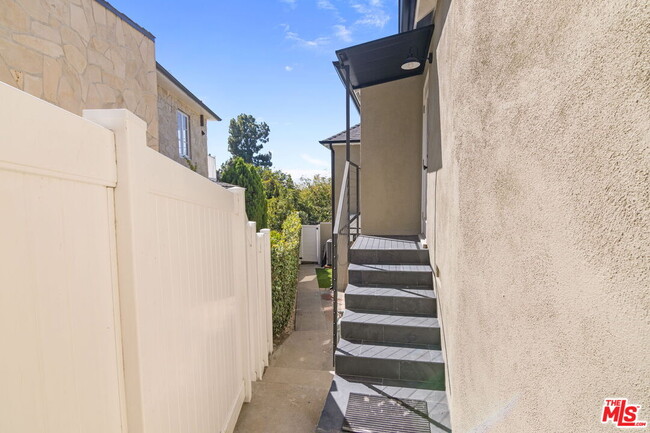 Building Photo - 2383 Panorama Terrace