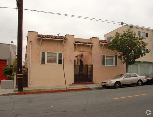 Building Photo - 1208 Daisy Ave