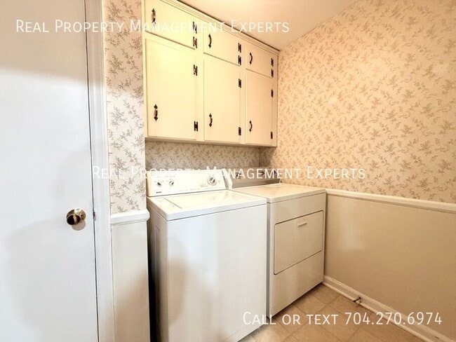 Building Photo - 4017 Tamerlane Dr