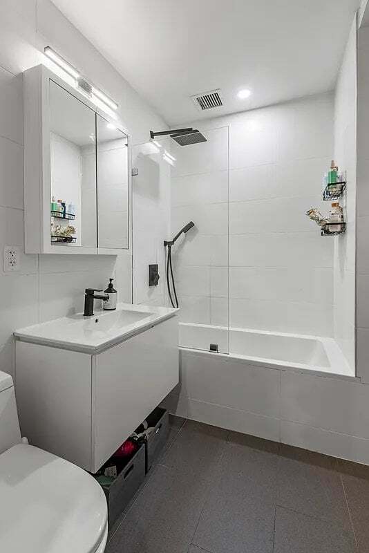 Building Photo - 241 W 75th St