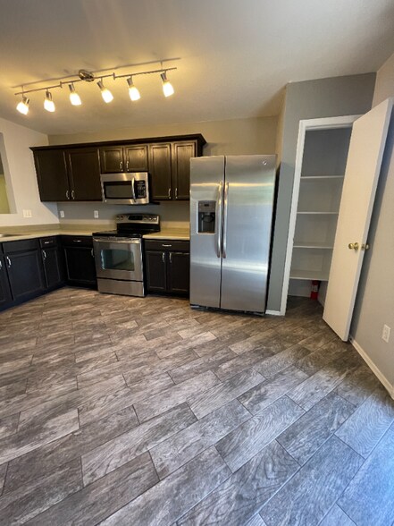 Building Photo - 3016 W White Feather Ln