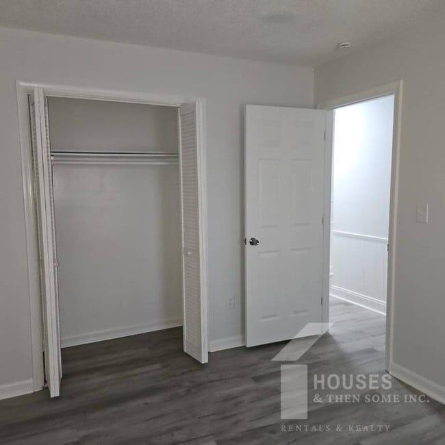 Building Photo - 10 River Ct