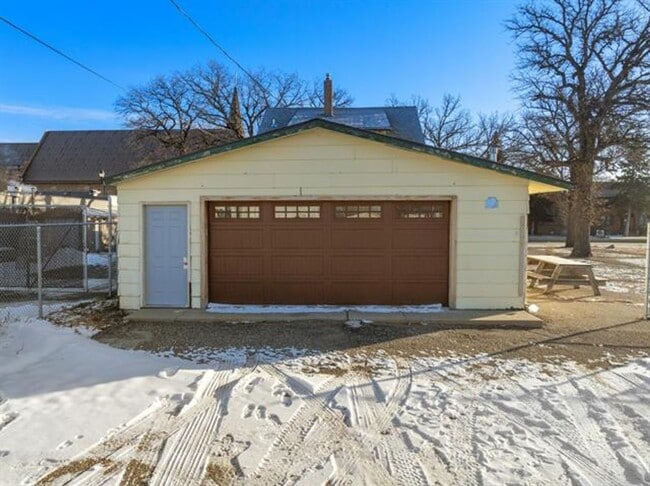 Building Photo - 4 Bedroom House!