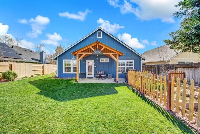 Building Photo - 209 White Oak Ln