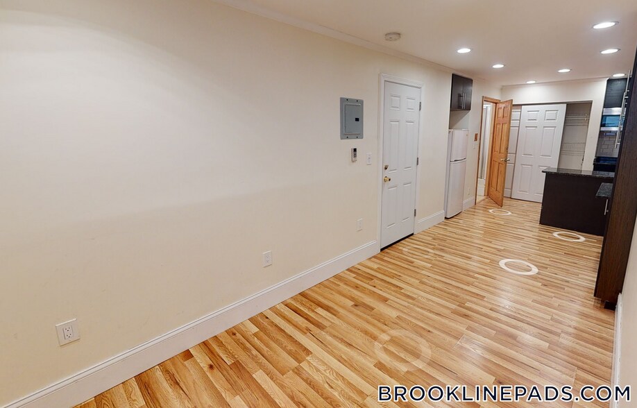 Building Photo - 1689 Beacon St