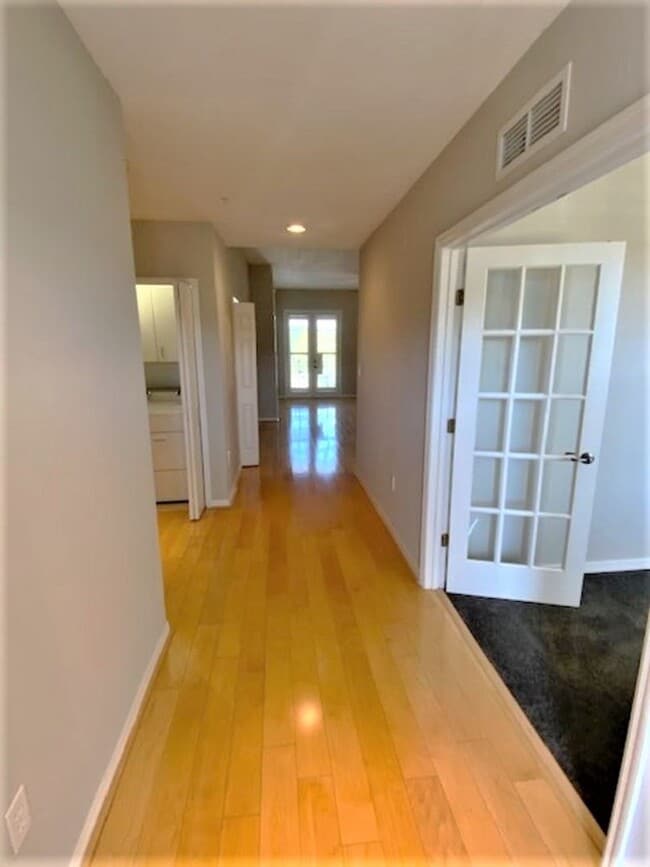 Building Photo - 3 Bedroom 2 Bathroom top floor condo at the Terraces of East Village.