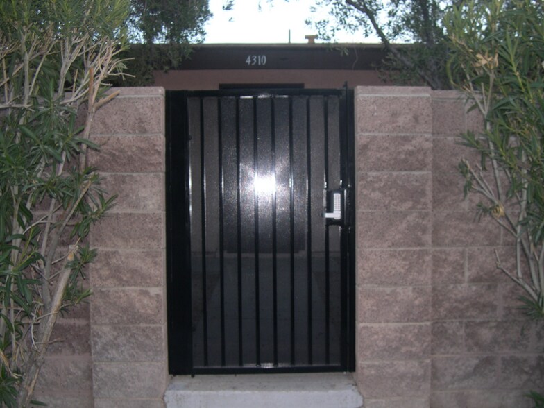 Primary Photo - 4310 Caliente St