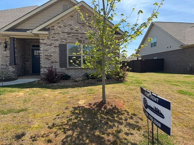 Building Photo - Spacious home with a fence, in PRIME location with a move in special