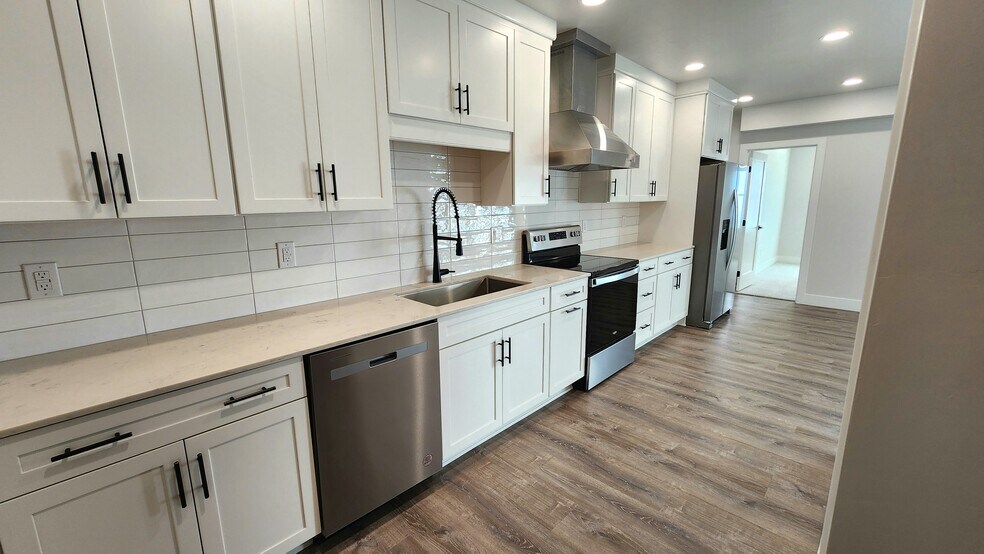 Building Photo - 616 S Miller Ave