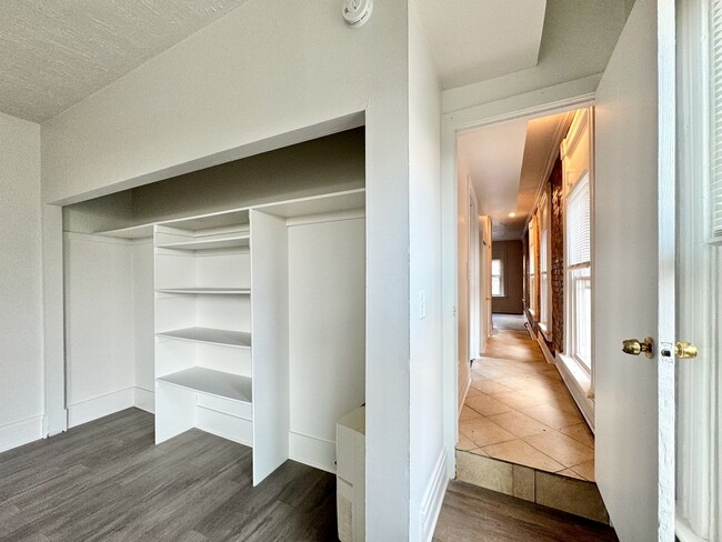 Building Photo - 2233 Victor St