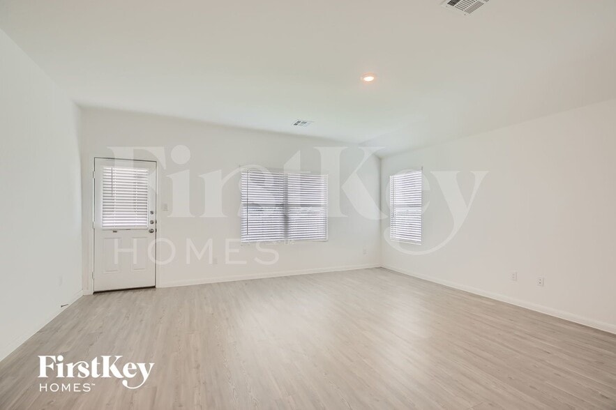 Building Photo - 1204 Treehouse Ln
