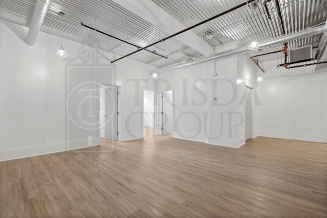 Building Photo - Apt 4 Avail July 18th!  Unique 2 BR, 2 BATH Apt in the HEART of Mt Washington!  3 Off Street Park...